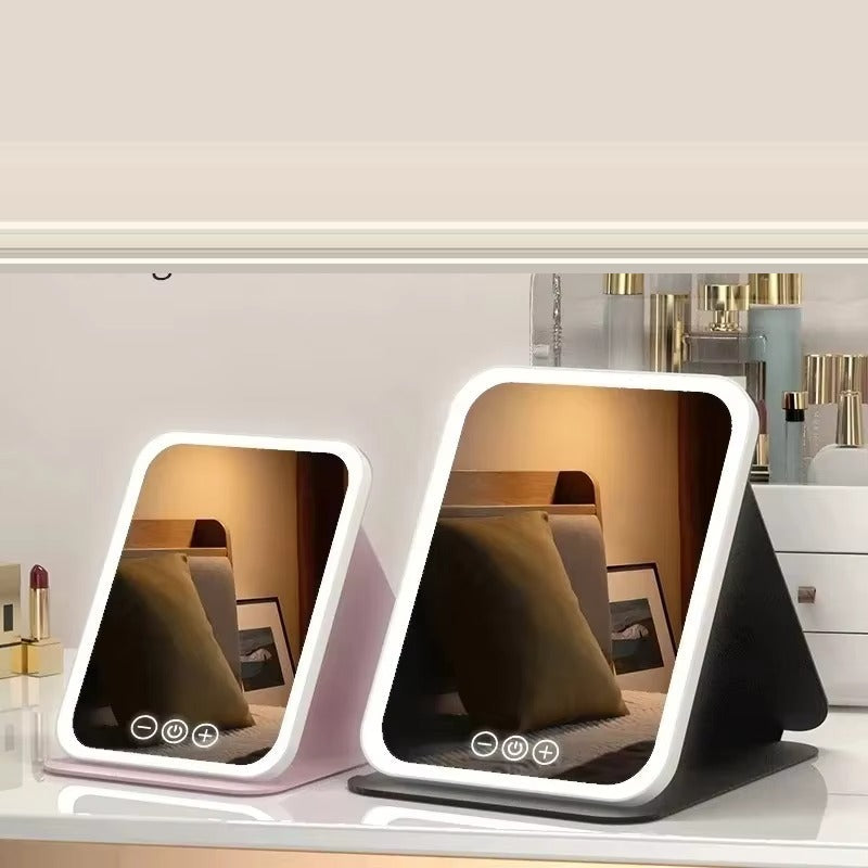 Miroirs HALO poses sur une coiffeuse
